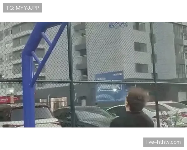 球卡在篮筐上怎么判?了解球卡篮筐规则与判罚处理方法 球卡在篮筐上怎么判?了解球卡篮筐规则与判罚处理方法